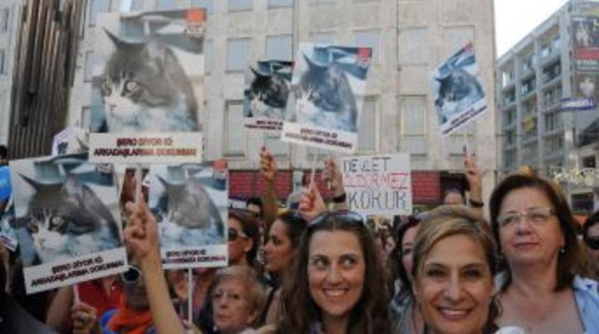 Binlerce Kişi Sokak Hayvanları I&ccedil;in Eylem Yaptı