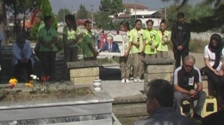 Avni Akyol &Ouml;l&uuml;m&uuml;n&uuml;n 13 Yılında Mezarı Başında Anıldı