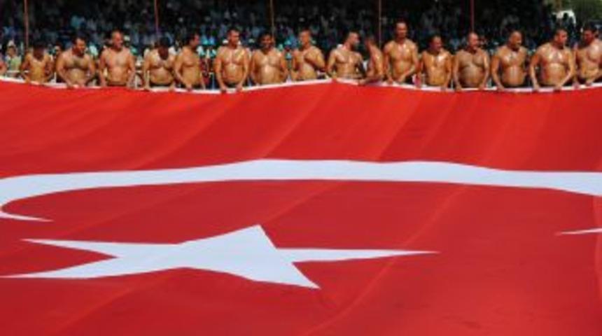 Başpehlivan Va Gaziler, B&uuml;y&uuml;k Boy T&uuml;rk Bayrağı A&ccedil;arak Ter&ouml;r&uuml; Kınadı