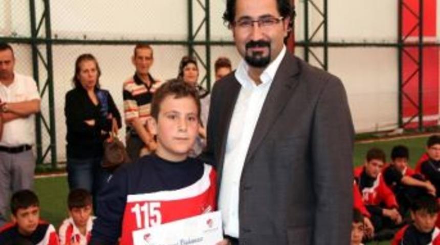 Minik Futbolcuların Diploma Heyecanı