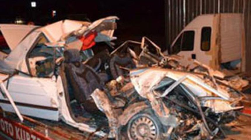 Yozgat'ta kamyon otomobile &ccedil;arptı: 4 &ouml;l&uuml;
