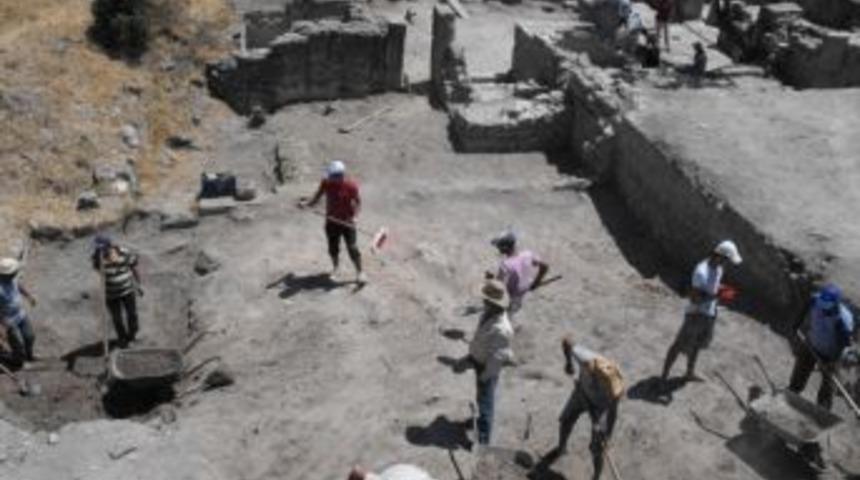 Arkeoloji B&ouml;l&uuml;m&uuml; Kazı Ekibi Araziden D&ouml;nd&uuml;