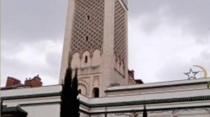 D&uuml;nyayı Gezdi, Minarelerin Fotoğrafını &Ccedil;ekip Sergi A&ccedil;tı