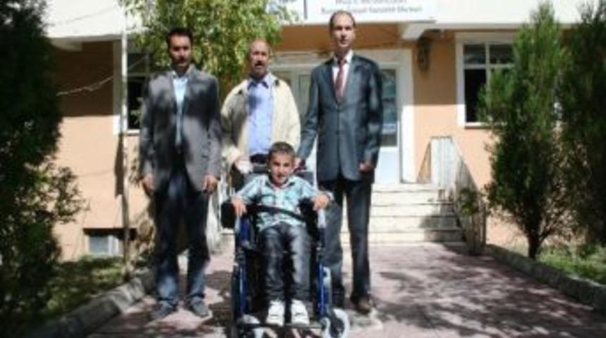 &Ouml;z&uuml;rl&uuml; &Ccedil;ocuğa Tekerlekli Sandalye Verildi