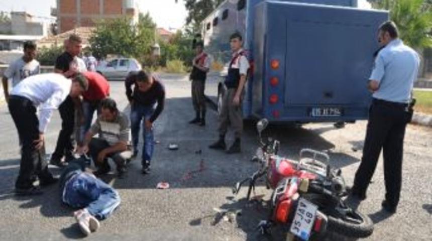 Cezaevi Aracı İle Motosiklet &Ccedil;arpıştı: 2 Yaralı