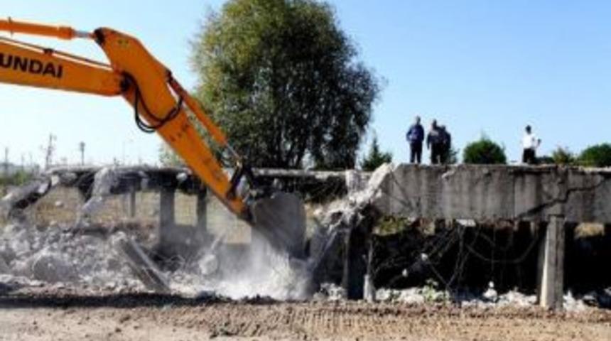 Başiskele'de Metruk Binalar Yıkılıyor