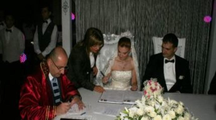 Evlilik C&uuml;zdanını Şahin Verdi