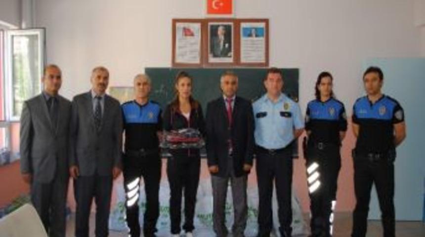 &Ouml;ğrencilerin Eksik &Uuml;niformaları Polisten