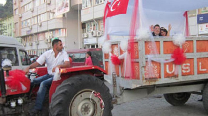 Trakt&ouml;r gelin arabası oldu