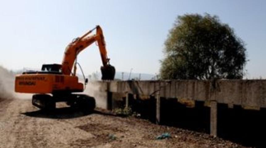 Başiskele&rsquo;de metruk binalar yıkılıyor