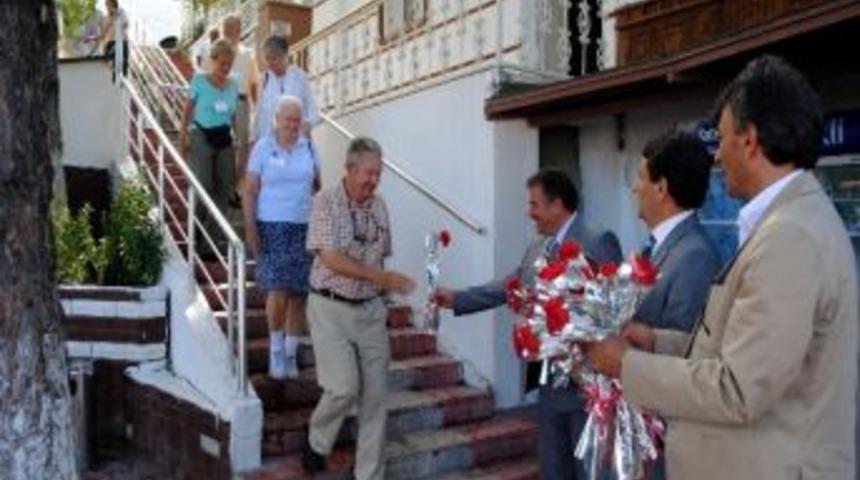 Amerikalı Turistlere &Ccedil;i&ccedil;ekli Karşılama