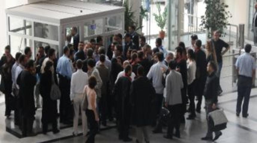 Engin &Ccedil;eber Davasında Polis Ve Avukatlar Arasında Arbede