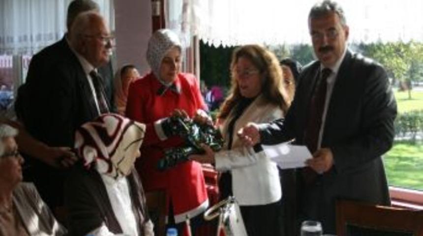 Vali Ayyıldız'dan Huzurevi Sakinlerine Yaşlılar G&uuml;n&uuml; Yemeği