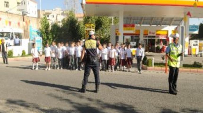 Polis Okul &Ouml;nlerinde Tedbirlerini Arttırdı