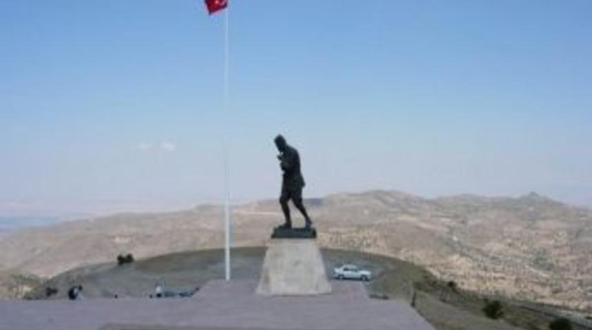 Kocatape Atat&uuml;rk Anıtı Bakım İ&ccedil;in S&ouml;k&uuml;l&uuml;yor