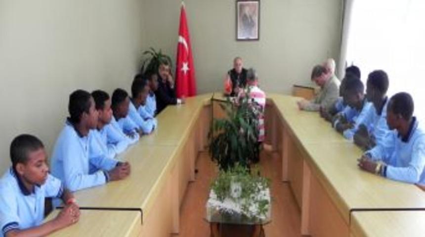 Somalili &Ouml;ğrenciler &Ccedil;ay Ve Aksoy&rsquo;u Ziyaret Etti