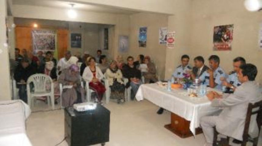 Polisler Vatandaşları Bilgilendirdi