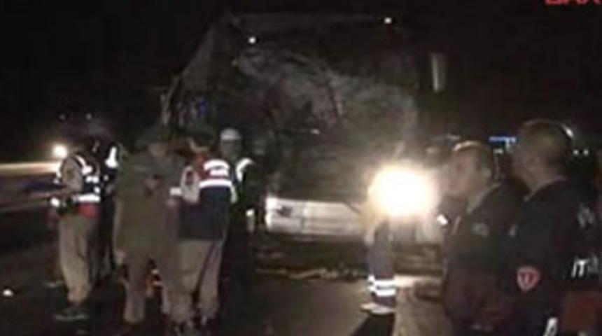 Otob&uuml;s TIR'a &ccedil;arptı: 1 &ouml;l&uuml;, 25 yaralı
