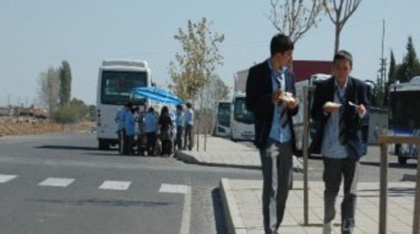 &Ouml;ğrenciler Okul &Ouml;nlerinde Satılan Pilava Rağbet G&ouml;steriyor