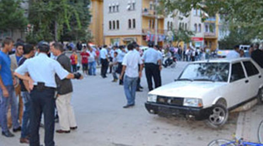 Sevgilisi ile ağabeyinin &uuml;zerine araba s&uuml;rd&uuml;