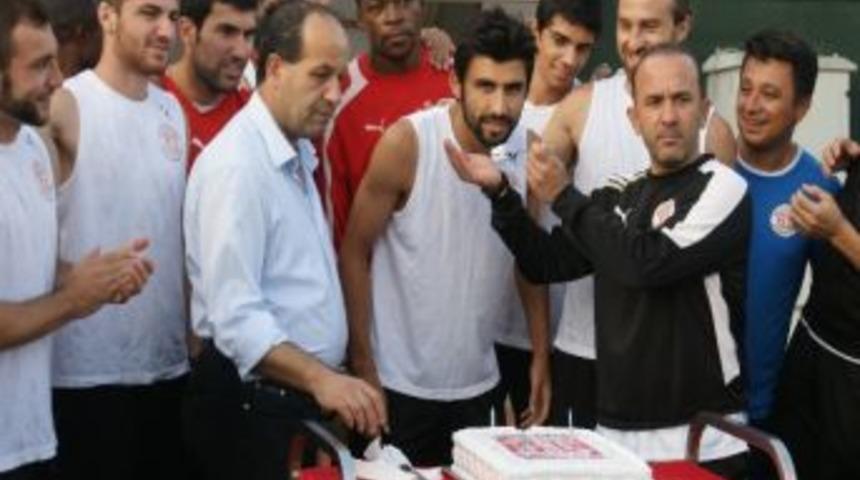 Koray Arslan İ&ccedil;in Antrenman Sahasında Kutlama