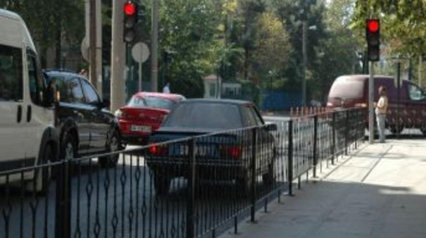 S&uuml;r&uuml;c&uuml;lerin Kırmızı Işık Ve Park Tepkisi