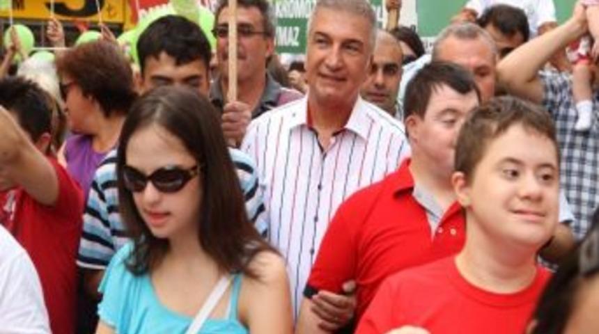 Down Sendromlu &Ccedil;ocuklar Karşıyaka &Ccedil;arşısı'nda Y&uuml;r&uuml;d&uuml;