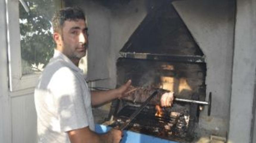 Erzurumlular Derneği&rsquo;nden Hemşehrilerine Cağ Kebabı Ziyafeti