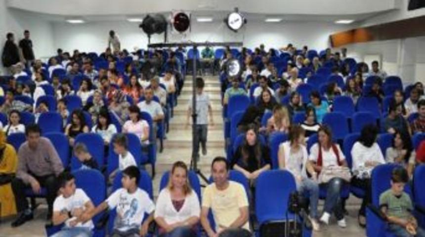 "yarası Olana" Adlı Oyun Beğenildi