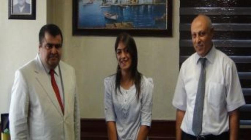 Kuruyemiş Teknolojisi Programını Birincilikle Bitiren &Ouml;ğrenci &Ouml;d&uuml;l&uuml;n&uuml; Aldı