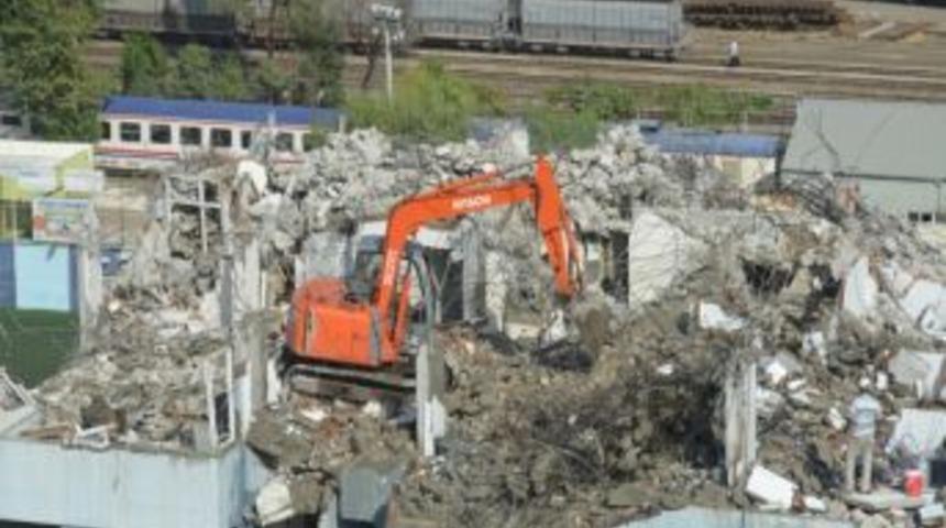 Adana Demirspor Eski Binasının Yıkımı S&uuml;r&uuml;yor