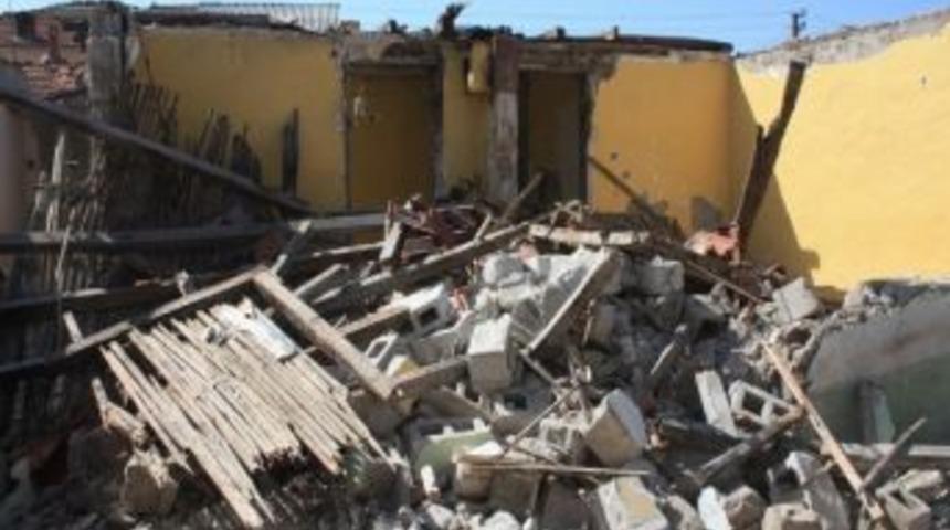 Sakarya&rsquo;da Orta Hasarlı Binaların Yıkımı Başladı