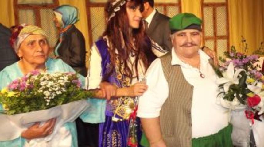 Huzurevi Sakinlerinin Sahnelediği Oyun, Ayakta Alkışlandı
