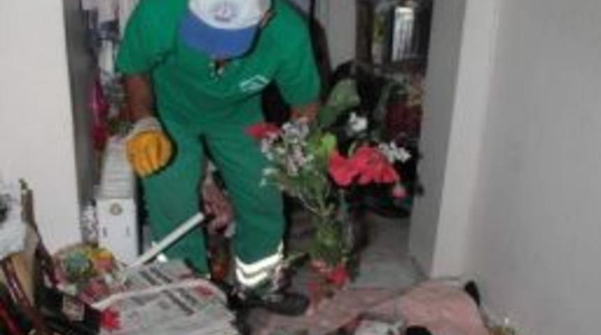 Belediye Ekipleri &Ccedil;&ouml;pleri Almaya Gelince Hastanelik Oldu