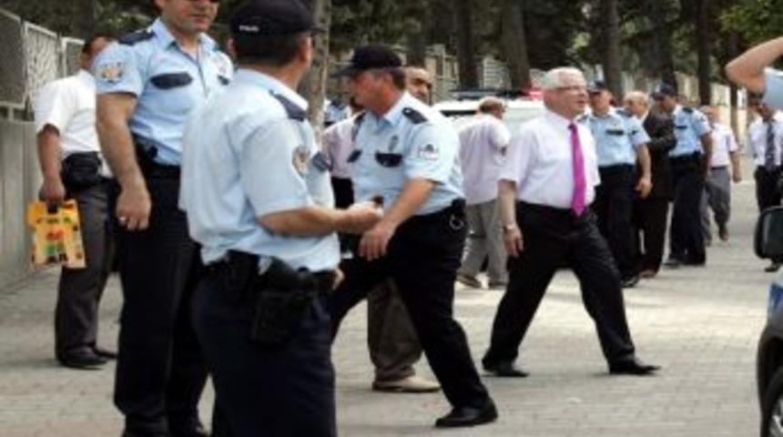D&ouml;ner Bı&ccedil;ağıyla Okula Giren Şahısları Polis Etkisiz Hale Getirdi