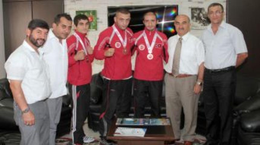 Milli Sporculara Başarılarından Dolayı Altın Hediye Edildi