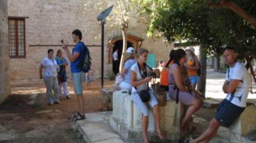 Rus Turistler, Turlarla Sel&ccedil;uklu Ve Osmanlı Eserlerini Yerinde G&ouml;r&uuml;yor