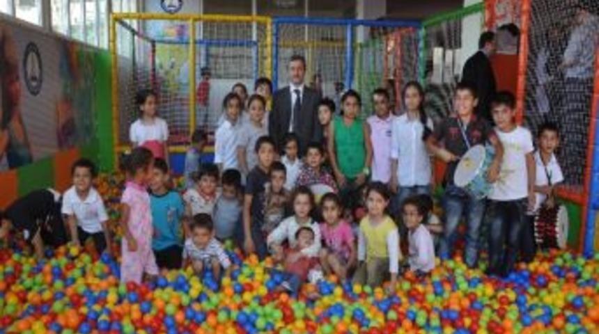 Başkan Tahmazoğlu Beybah&ccedil;e&rsquo;deki Oyun Merkezini Ziyaret Etti