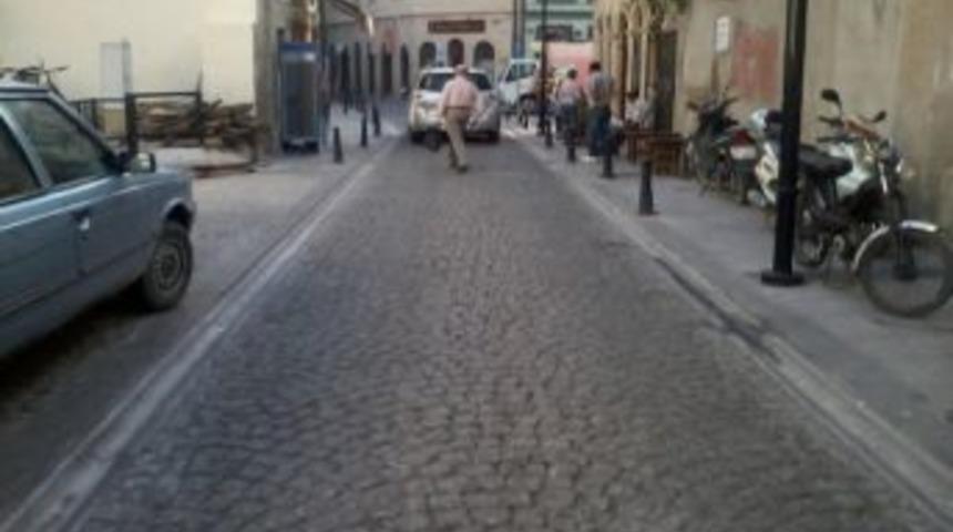 &Ccedil;anakkale'de Kaldırımlarda Yayalara Yer Yok