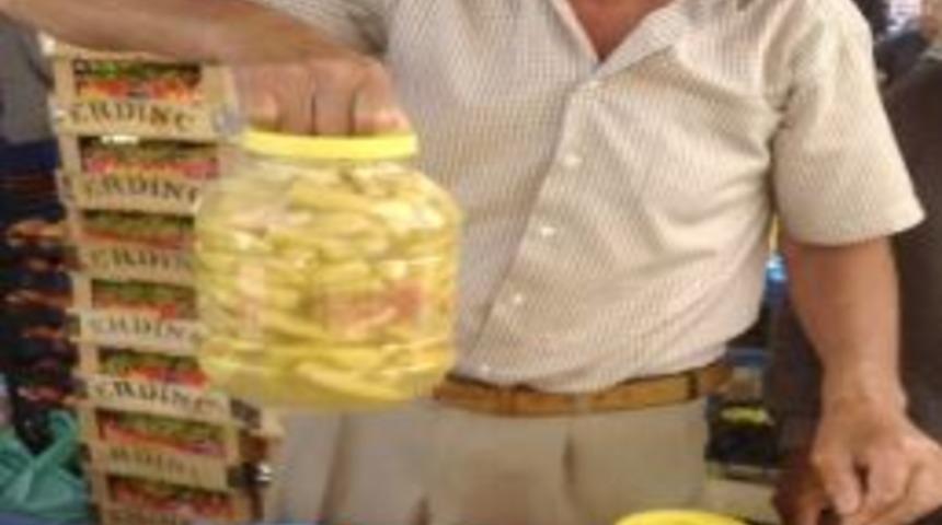 &Uuml;reticiler Yetiştirdiği Sebzeleri Turşu Olarak Değerlendiriyor.