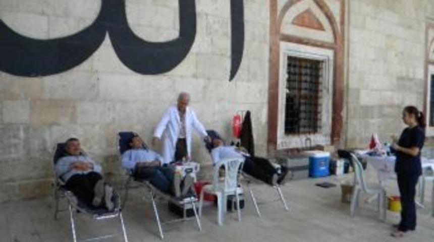 Camilerde Kan Bağışı Kampanyası