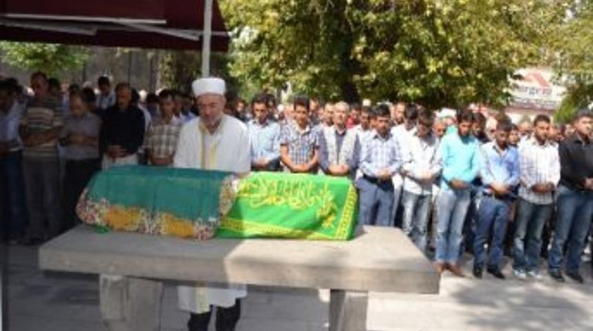 &Uuml;vey Annesinin &Ouml;ld&uuml;rd&uuml;ğ&uuml; Minik Tuğba Toprağa Verildi