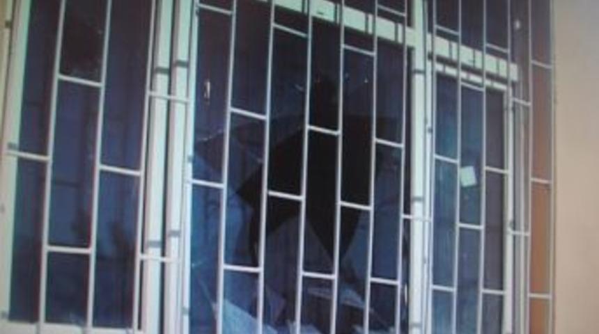 Hakkari'de B&ouml;l&uuml;c&uuml; Ter&ouml;r &Ouml;rg&uuml;t&uuml; Yandaşları 3 Okulu Yaktı