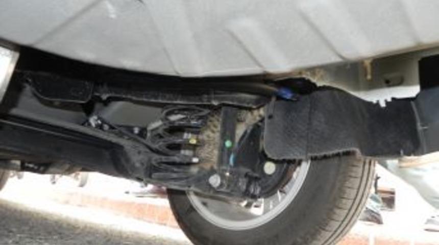 Otomobilin Motor Kısmına Sıkışan Yavru Kedi Ara&ccedil; Sahibini Uğraştırdı