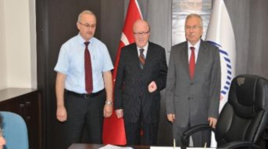 İlahiyat Fak&uuml;ltesi&rsquo;nde Devir Teslim