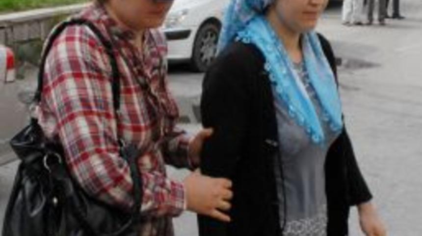 3 Yaşındaki &Ccedil;ocuğun &Ouml;l&uuml;m&uuml;nden Sorumlu Tutulan &Uuml;vey Anne, Adliyeye Sevk Edildi