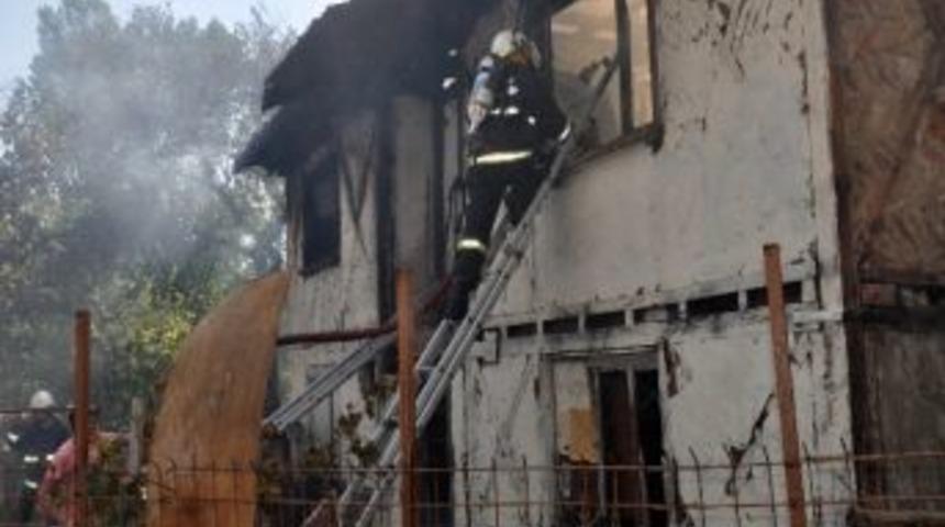 Evi Yanan Kadın &Ccedil;ocuklarına Sarılıp Ağladı