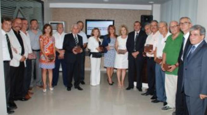 Emektar mimarlara plaket