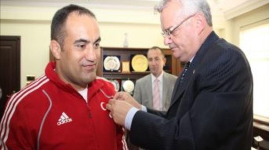 Vali &Ouml;zcan&rsquo;dan D&uuml;nya İkincisi G&uuml;reş&ccedil;iye Altın