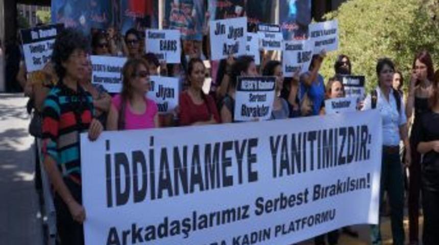 Adliye &Ouml;n&uuml;nde, Tutuklu KESK'li Kadınlar I&ccedil;in Oturma Eylemi